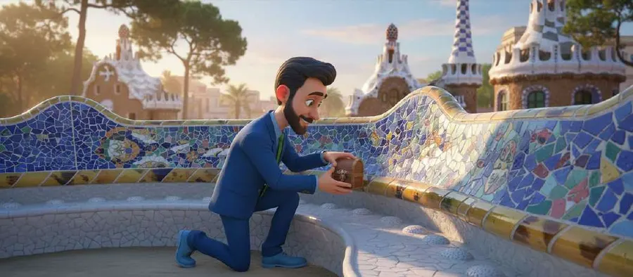Un hombre se arrodilla junto al banco de mosaicos del Parque Güell al amanecer