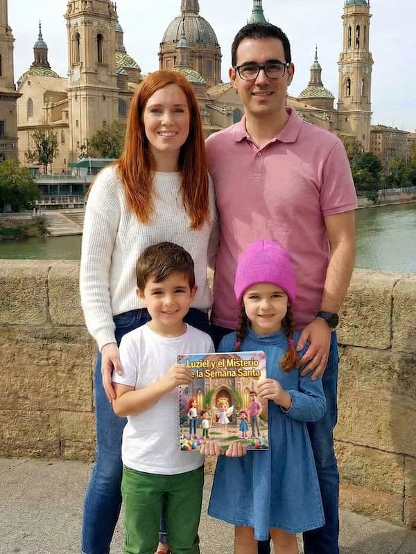 Niños descubriendo las tradiciones de Semana Santa en su cuento personalizado
