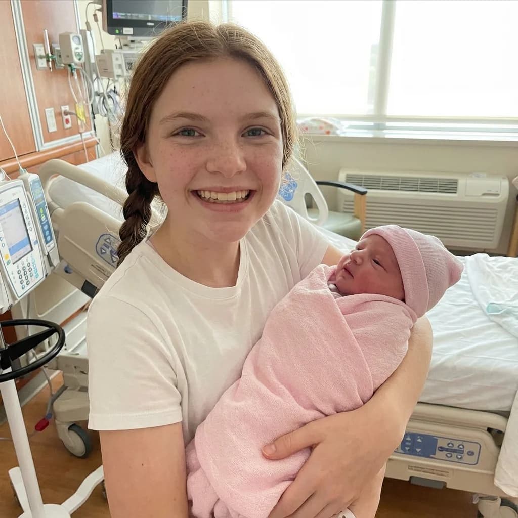 Foto real de Carol con su hermana pequeña Caro - momento capturado para el cuento del Día del Padre
